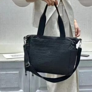 Tyylikäs ja urheilullinen täydellisen kokoinen shopper! Rento ja tyylikäs shopper hurmaa yksinkertaisuudellaan. Waterbroof-kangaslaukku sopii kokonsa puolesta mm. työ,-urheilu,- ja reissukäyttöön. Ei pelästy suomen sateita, räntää tai lunta vettähylkivän pintansa vuoksi.